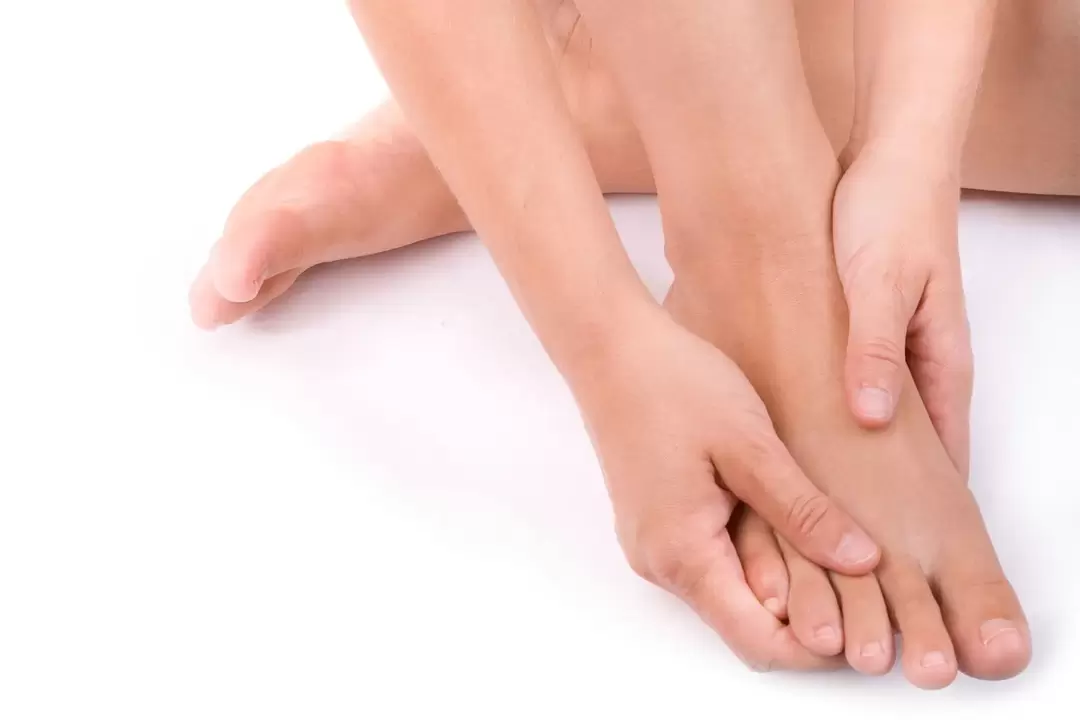 Einreiben des Hondro Sol Valgus-Sprays gegen Hallux Valgus